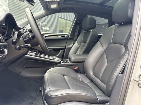 Certified 2025 Porsche Macan Turbo AWD/4WD image 5