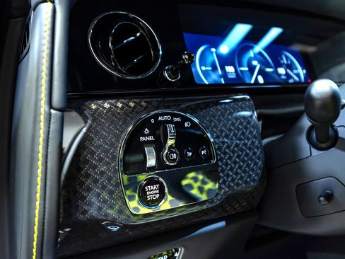 Used 2025 Rolls-Royce Cullinan Black Badge image 19