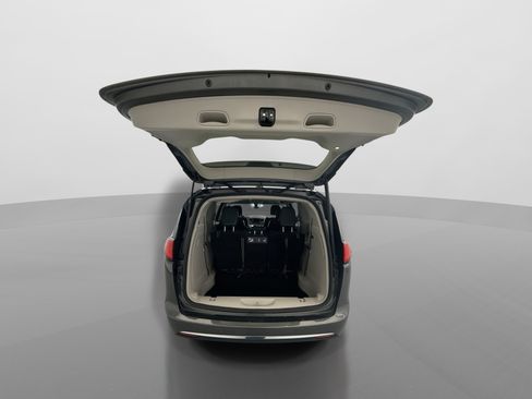 Used 2019 Chrysler Pacifica Touring-L FWD image 23
