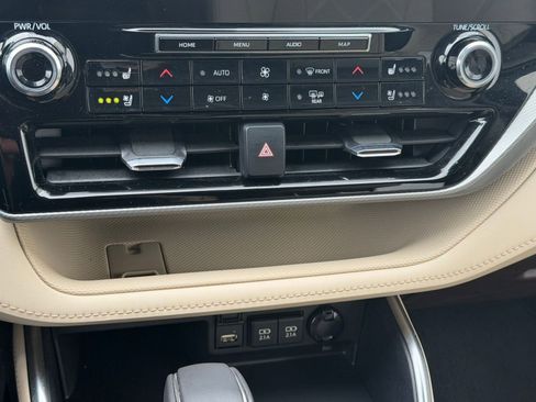Used 2021 Toyota Highlander Platinum image 18
