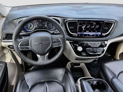Used 2023 Chrysler Pacifica Touring-L FWD image 21