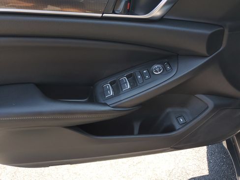 Used 2018 Honda Accord Sport image 17