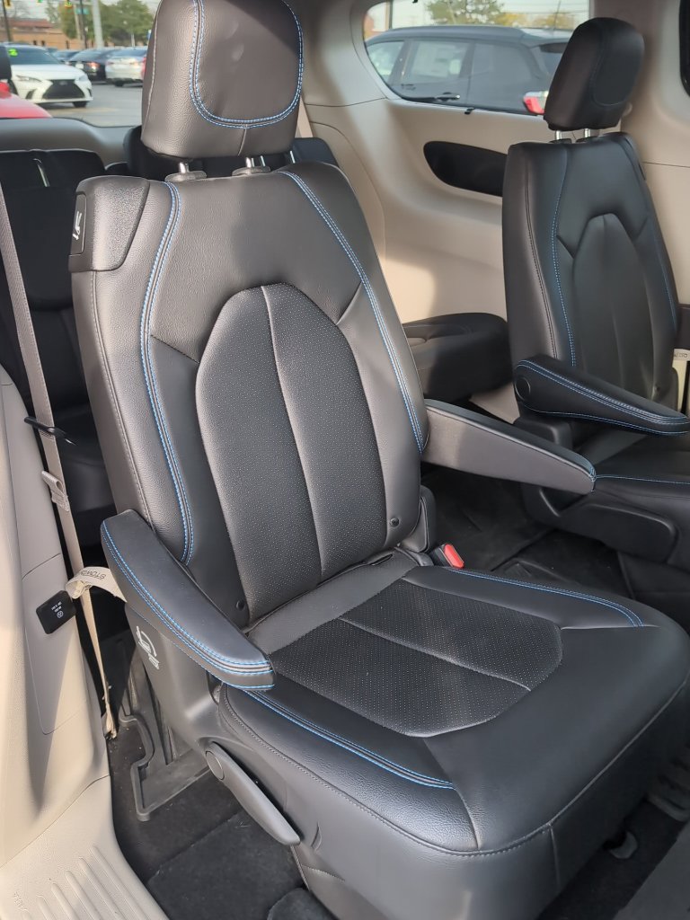 Used 2021 Chrysler Pacifica Touring-L w/ Uconnect Theater Family Group FWD image 11