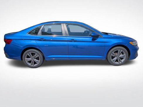 Used 2023 Volkswagen Jetta SE w/ Panoramic Sunroof Package FWD image 2