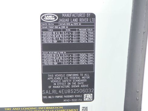 Certified 2025 Land Rover Discovery Dynamic SE AWD/4WD image 37