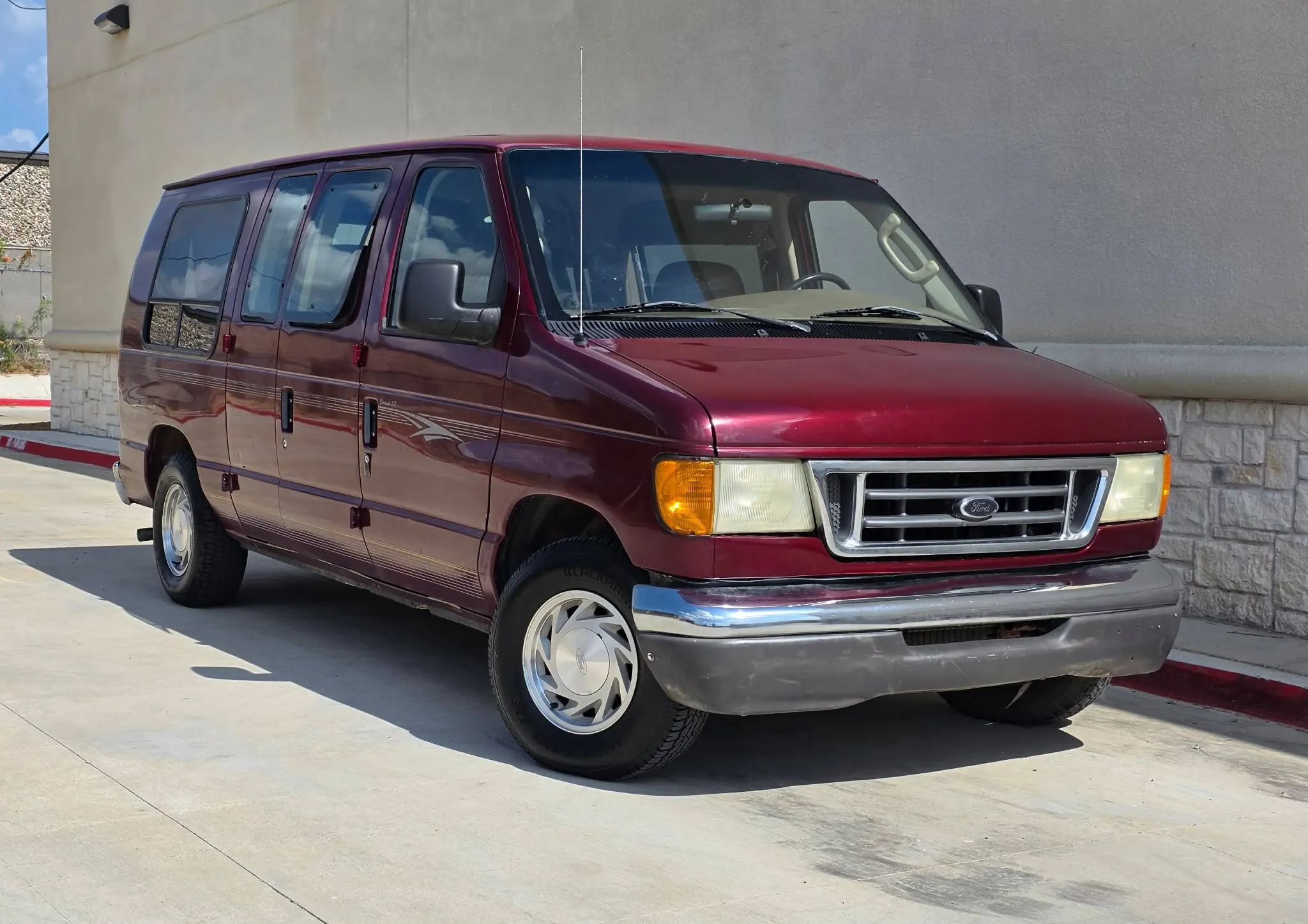 Used 2003 Ford E-150 and Econoline 150 RWD image 1
