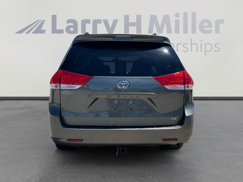 Used 2013 Toyota Sienna LE w/ Towing Pkg FWD image 4