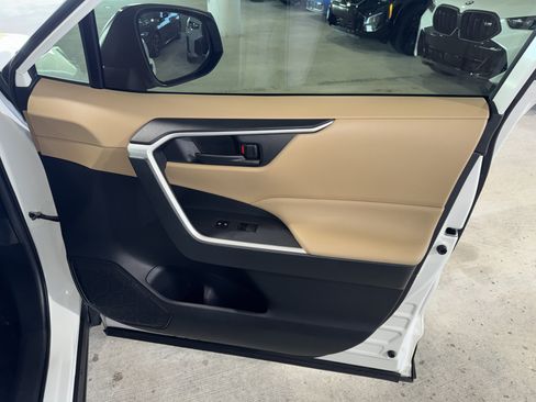 Used 2019 Toyota RAV4 LE FWD image 10