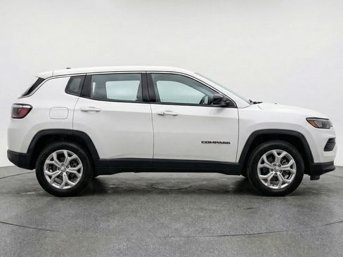 Used 2025 Jeep Compass Latitude image 11