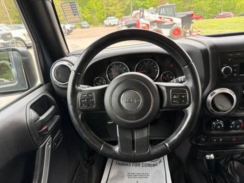 Used 2017 Jeep Wrangler Unlimited Sahara w/ Connectivity Group AWD/4WD image 15