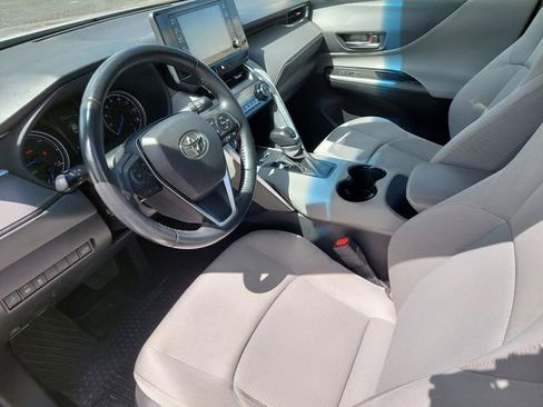 Used 2022 Toyota Venza LE AWD/4WD image 9