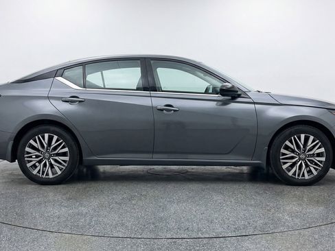 Used 2025 Nissan Altima 2.5 SV FWD image 11