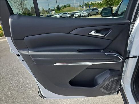 Used 2025 Chevrolet Traverse LT FWD image 14