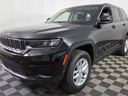 Used 2023 Jeep Grand Cherokee Laredo image 3