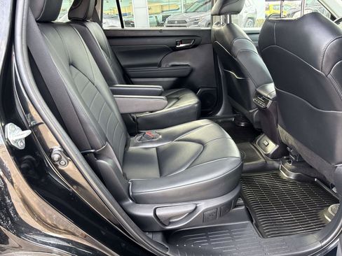 Used 2023 Toyota Highlander XLE image 16