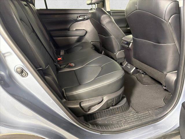 Used 2022 Toyota Highlander XLE FWD image 16