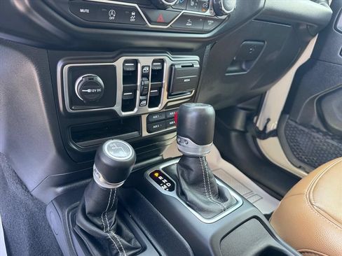Used 2022 Jeep Wrangler Unlimited Sahara w/ LED Lighting Group AWD/4WD image 19