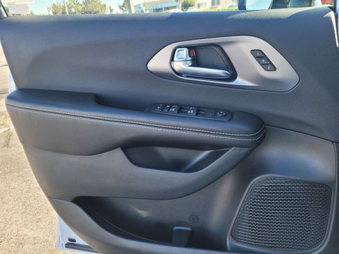 New 2026 Chrysler Pacifica Select image 25