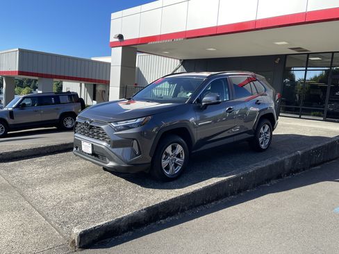 Certified 2022 Toyota RAV4 XLE w/ XLE Grade Weather Package AWD/4WD image 4