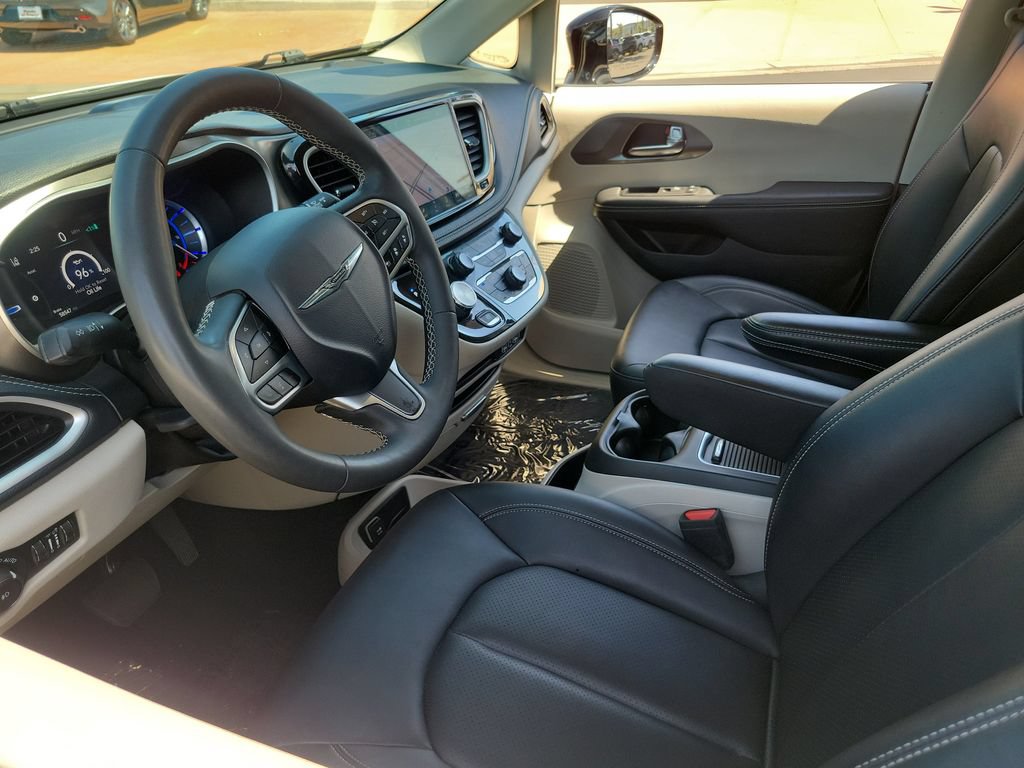 Used 2024 Chrysler Pacifica Limited FWD image 3