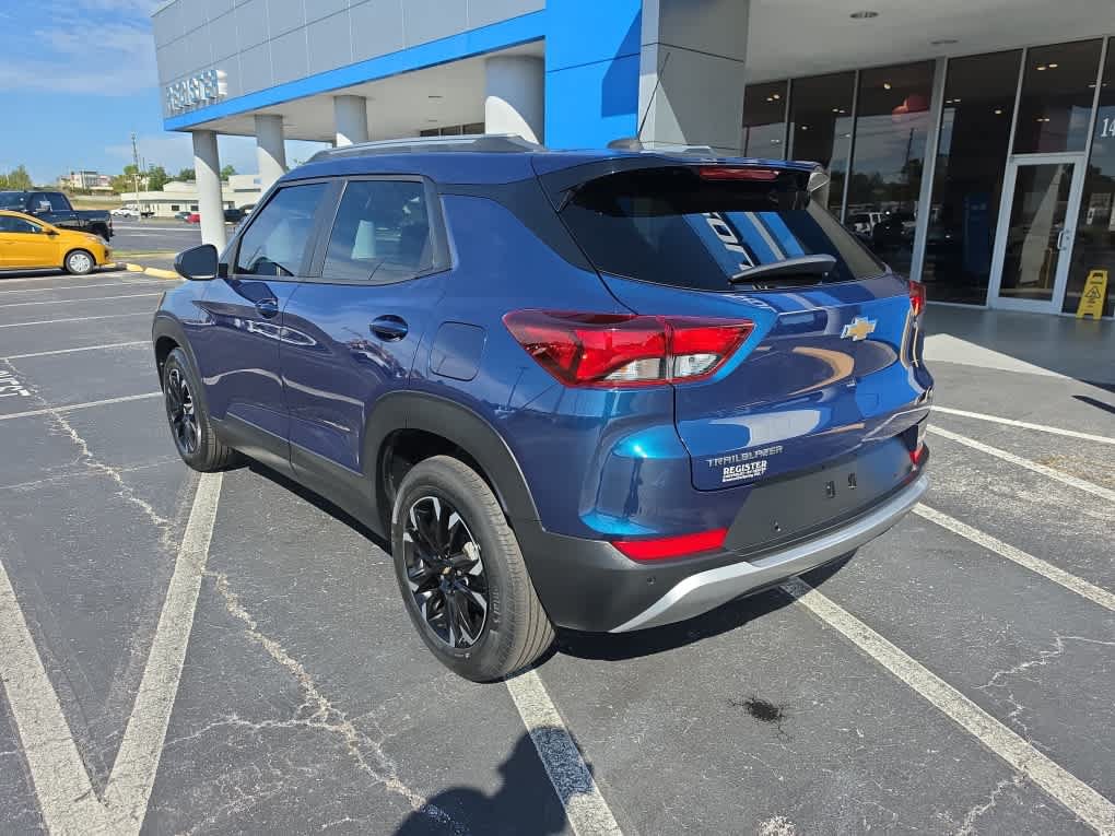 Used 2021 Chevrolet TrailBlazer LT w/ Premium Seating Package FWD image 3