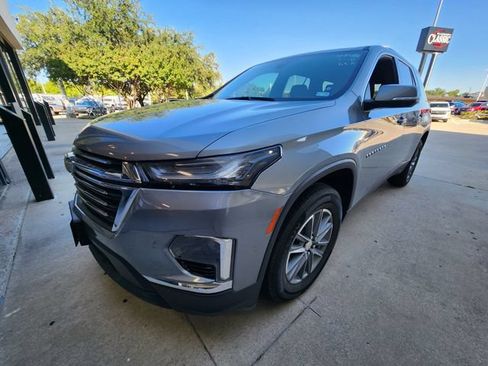 Used 2023 Chevrolet Traverse LT FWD image 2