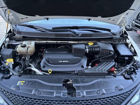 Used 2018 Chrysler Pacifica Touring-L Plus image 40