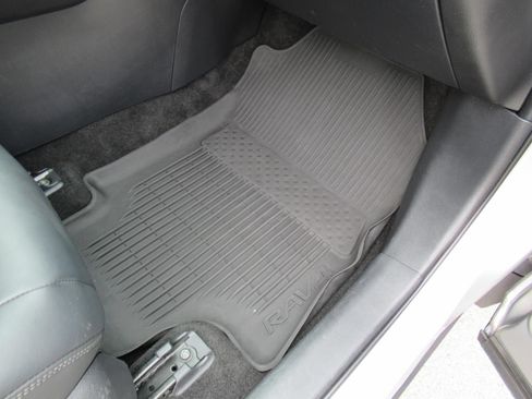 Used 2022 Toyota RAV4 XLE Premium AWD/4WD image 30