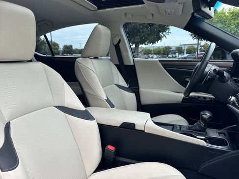 Used 2024 Lexus ES 300h w/ Premium Package FWD image 26