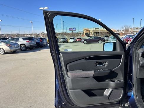 Certified 2025 Honda Pilot Sport image 10