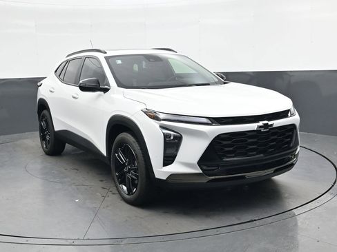 Used 2025 Chevrolet Trax ACTIV w/ Sunroof Package image 2