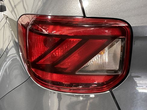 Used 2025 Hyundai Venue SEL FWD image 9
