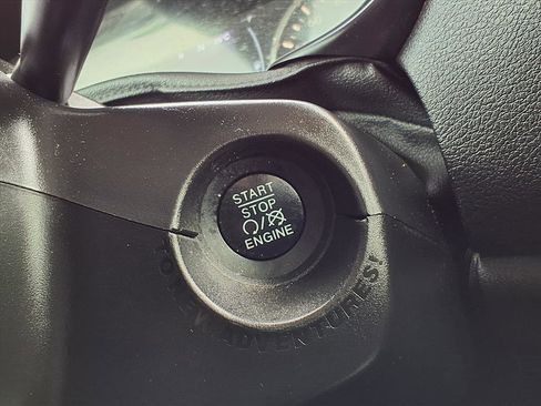 Used 2018 Jeep Renegade Latitude w/ Popular Equipment Group image 10