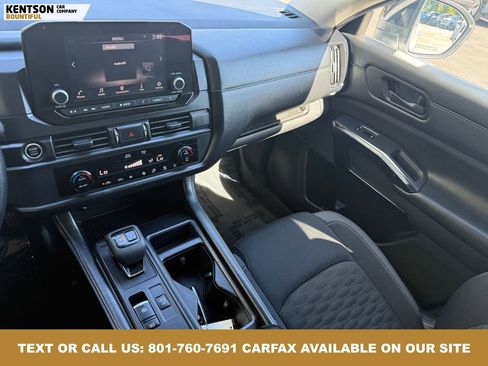 Used 2024 Nissan Pathfinder S image 22