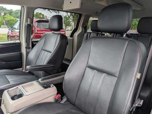 Used 2015 Chrysler Town & Country Touring FWD image 15