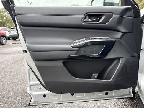 Used 2025 Nissan Pathfinder SV image 16