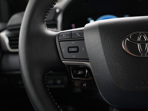 Used 2025 Toyota Camry SE image 24