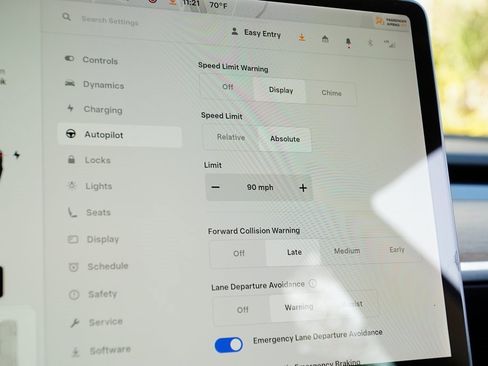 Used 2020 Tesla Model 3 Standard Range image 17
