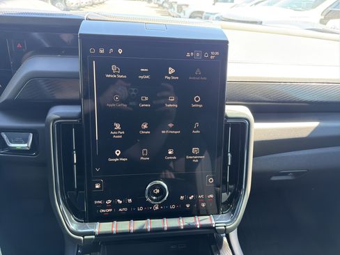 Used 2025 GMC Yukon XL AT4 w/ AT4 Premium Plus Package AWD/4WD image 25