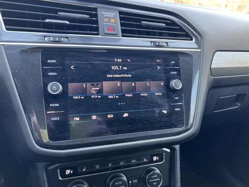 Used 2018 Volkswagen Tiguan SE w/ Panoramic Sunroof Package image 22