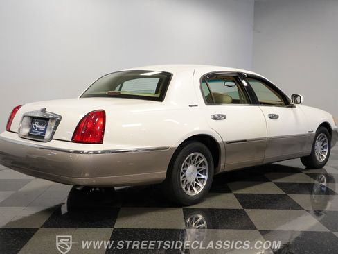 Used 2000 Lincoln Town Car Signature RWD image 13