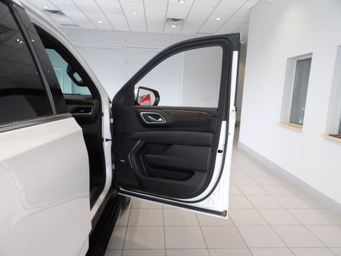 Used 2023 Chevrolet Tahoe Premier w/ Advanced Technology Package AWD/4WD image 28