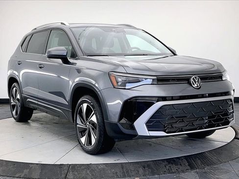 Used 2025 Volkswagen Taos SE w/ Panoramic Sunroof Package image 1