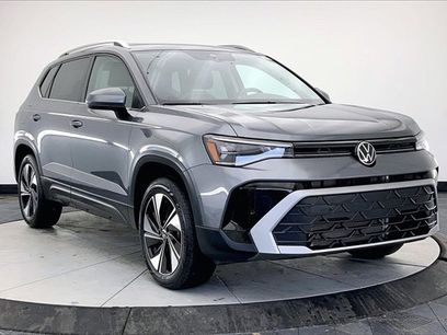 Used 2025 Volkswagen Taos SE w/ Panoramic Sunroof Package