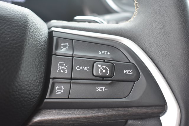 Used 2023 Jeep Grand Cherokee L Limited AWD/4WD image 24