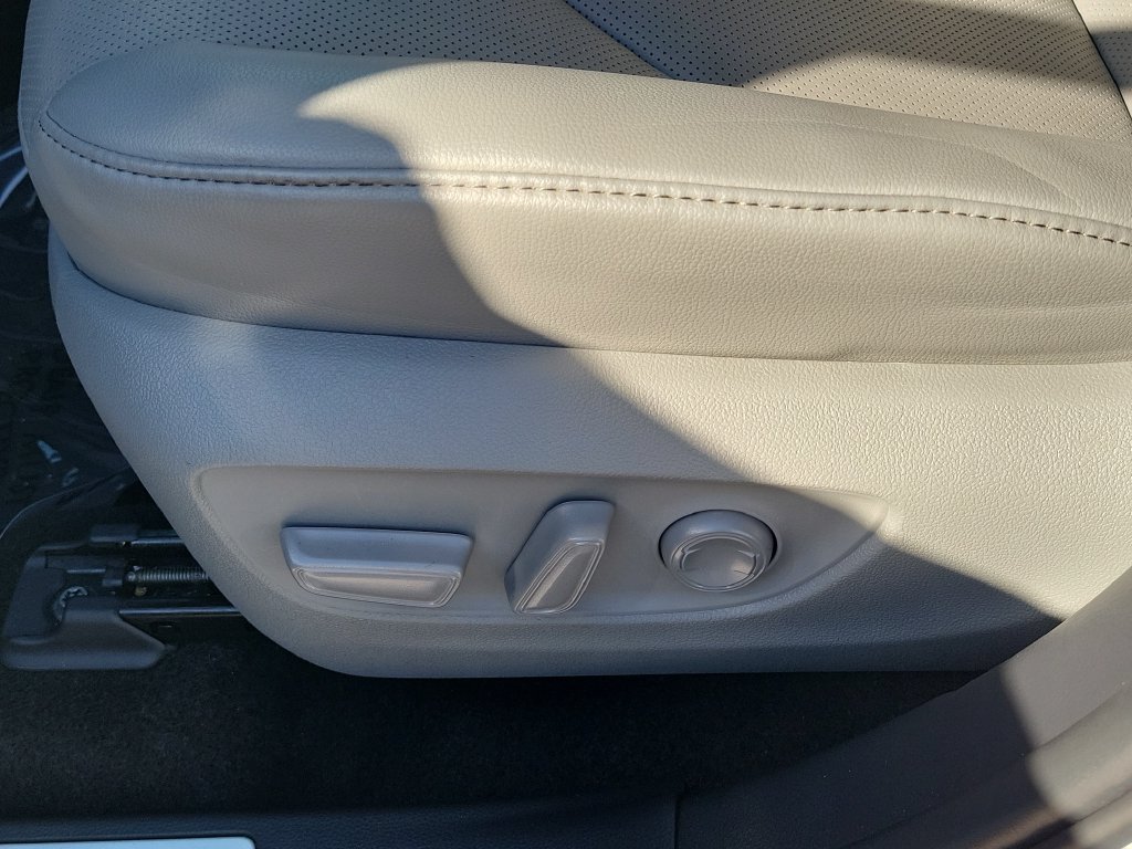 Used 2024 Toyota Highlander Limited FWD image 22