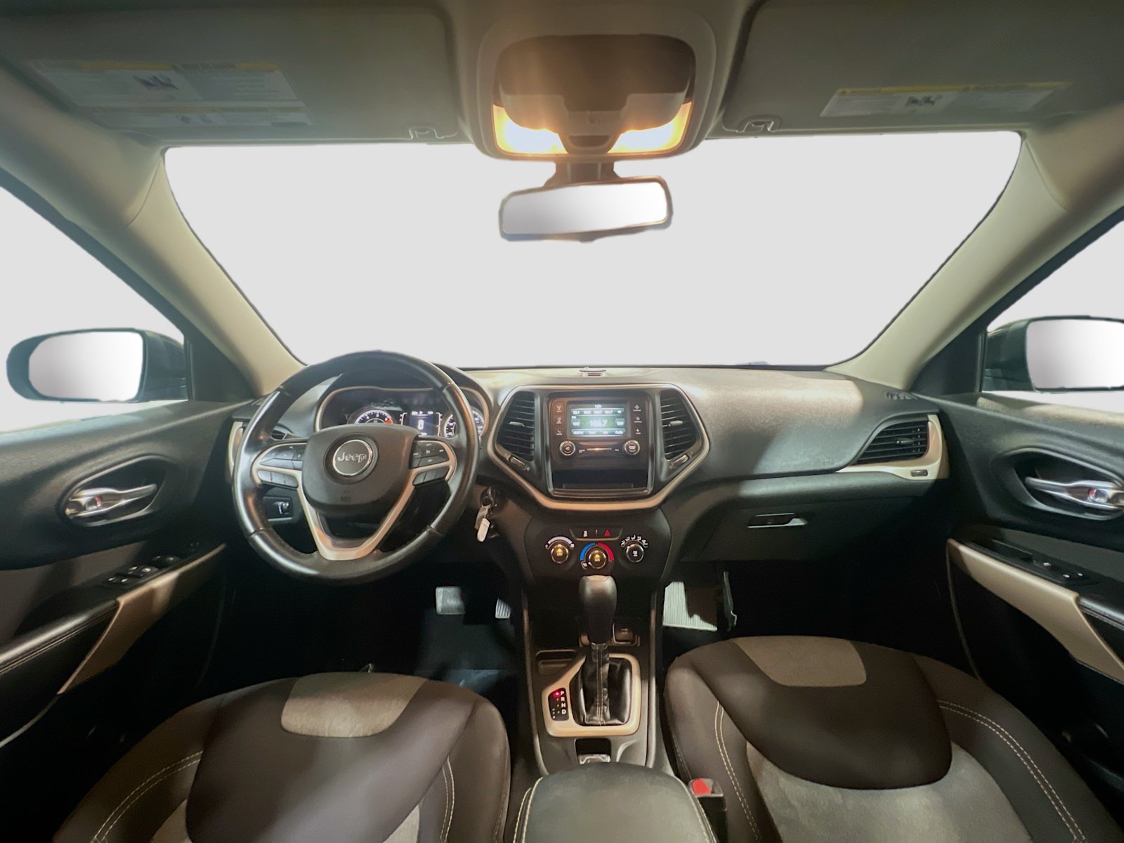 Used 2018 Jeep Cherokee Latitude w/ Altitude Package FWD image 15