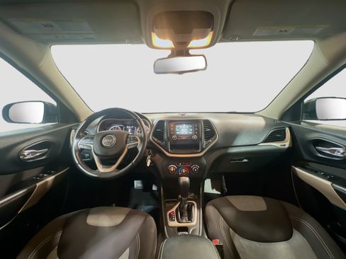 Used 2018 Jeep Cherokee Latitude w/ Altitude Package FWD image 15