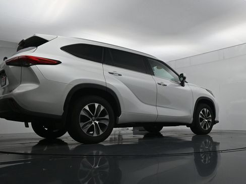 Used 2022 Toyota Highlander XLE AWD/4WD image 34
