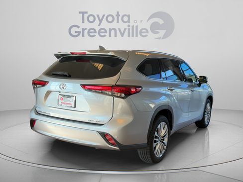 Used 2022 Toyota Highlander Platinum FWD image 6